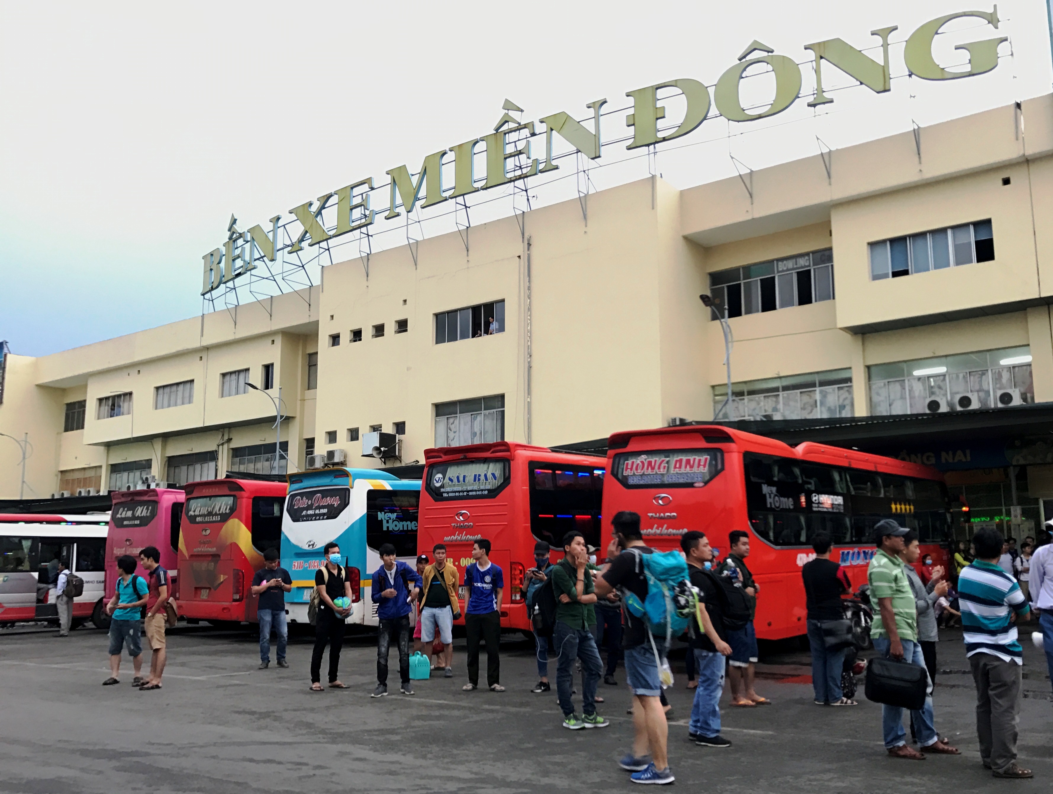 Mướt mồ h&ocirc;i mua v&eacute; xe ng&agrave;y lễ - Ảnh 5.