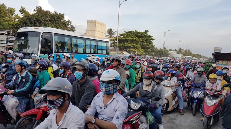 Kẹt xe kinh ho&agrave;ng ở trạm thu ph&iacute; Rạch Miễu - Ảnh 3.