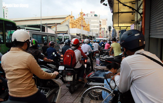 Đường n&agrave;o cũng kẹt, d&acirc;n S&agrave;i G&ograve;n mệt mỏi trở về nh&agrave; - Ảnh 7.