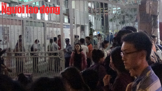Phong tỏa cổng trường Hutech, nghi vấn nam sinh tử vong bất thường - Ảnh 1.