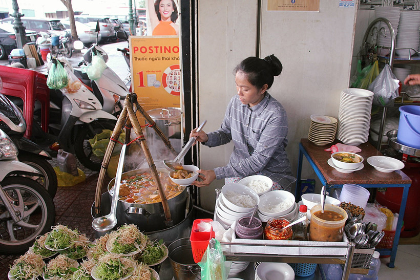 Bún riêu sang chảnh sát chợ Bến Thành - Ảnh 4.