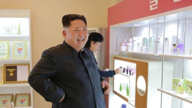 &Ocirc;ng Kim Jong-un tươi cười thăm nh&agrave; m&aacute;y mỹ phẩm c&ugrave;ng vợ - Ảnh 3.
