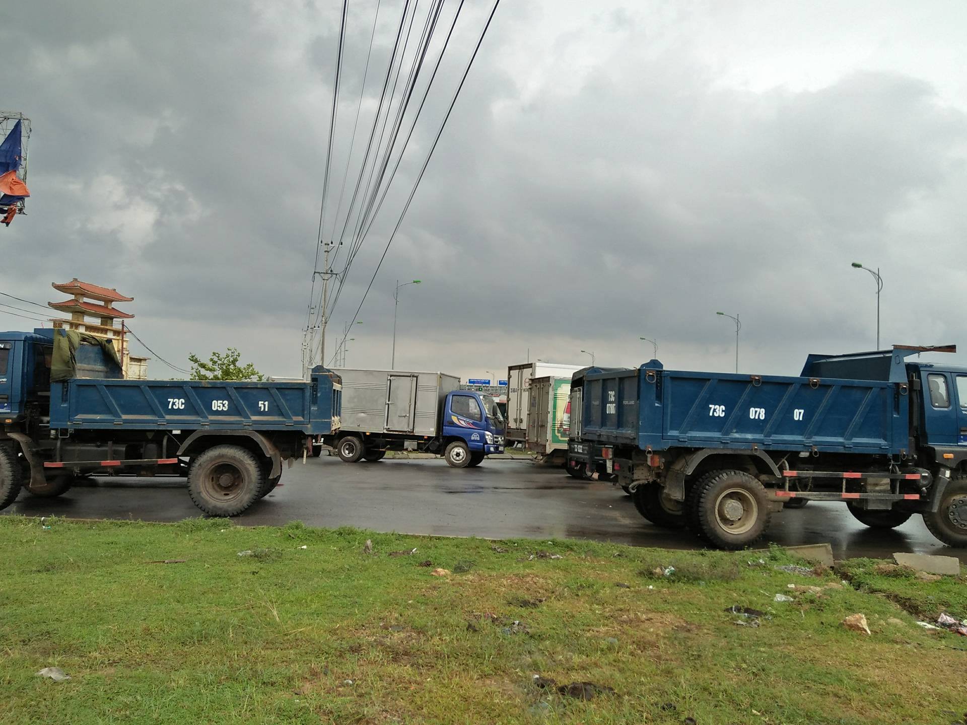 Dân vây trạm BOT Tasco Quảng Bình đòi miễn phí, Quốc lộ 1 ách tắc - Ảnh 2.