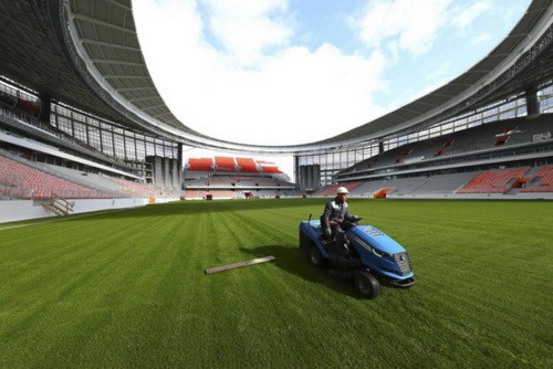 Chủ nh&agrave; World Cup 2018 ra mắt s&acirc;n b&oacute;ng dị nhất thế giới - Ảnh 3.