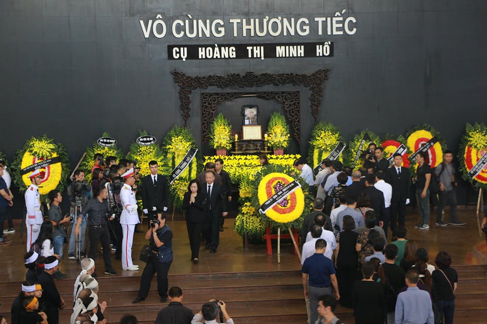 Tổng B&iacute; thư gửi v&ograve;ng hoa viếng cụ Ho&agrave;ng Thị Minh Hồ - Ảnh 2.