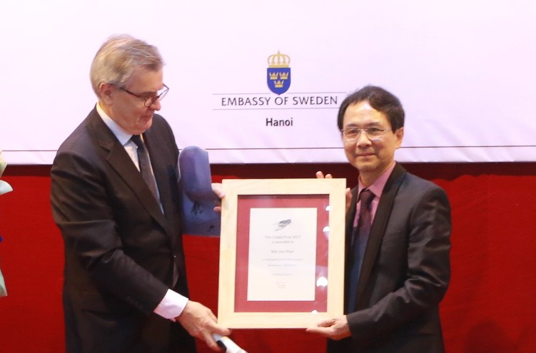 Nhà thơ Mai Văn Phấn được trao giải Cikada danh giá của Thụy Điển
