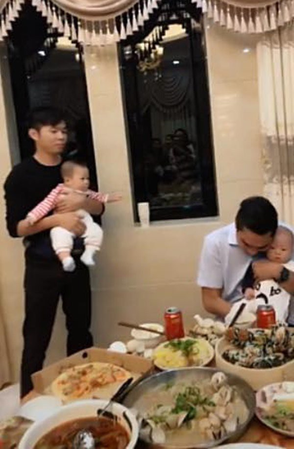Chuyện lạ: Bố dỗ con nhỏ để mẹ thoải m&aacute;i cụng ly - Ảnh 3.