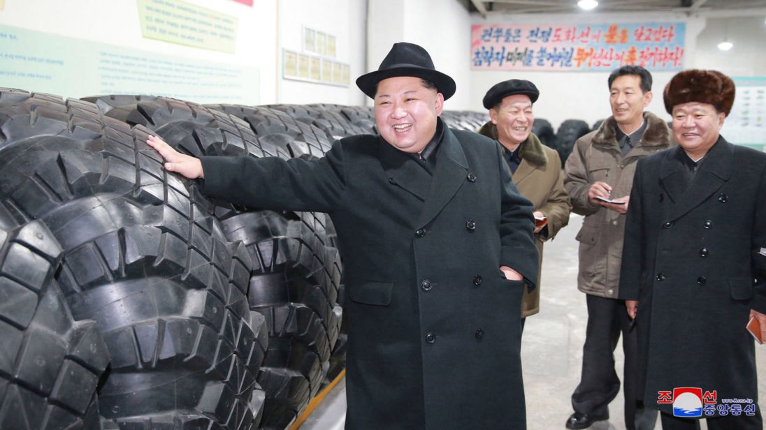 
Nh&agrave; l&atilde;nh đạo Triều Ti&ecirc;n Kim Jong-un đến thăm một nh&agrave; m&aacute;y sản xuất lốp xe qu&acirc;n sự. Ảnh: SKY NEWS
