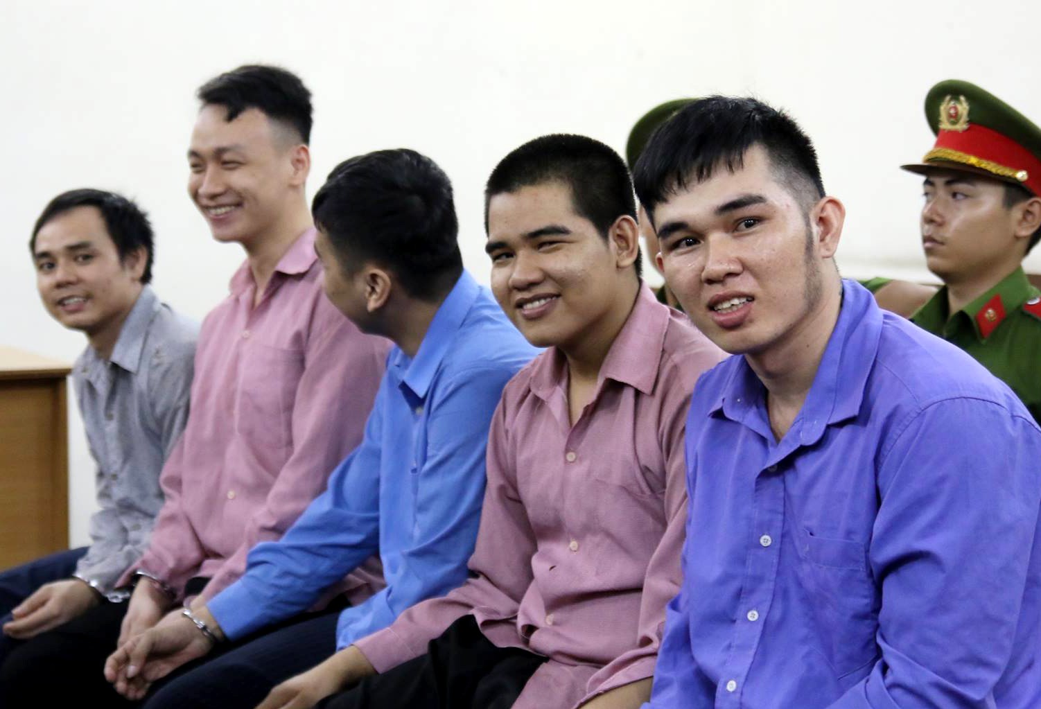 Giết người trong quán ốc, nhóm thanh niên cười tươi tại tòa