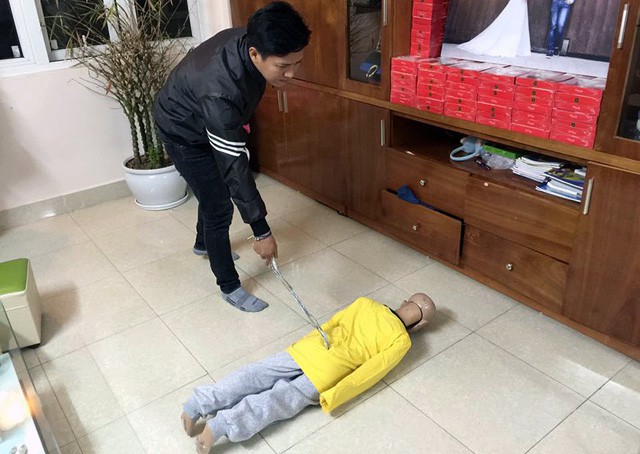 Bố chế dụng cụ "tra tấn" con trai 10 tuổi