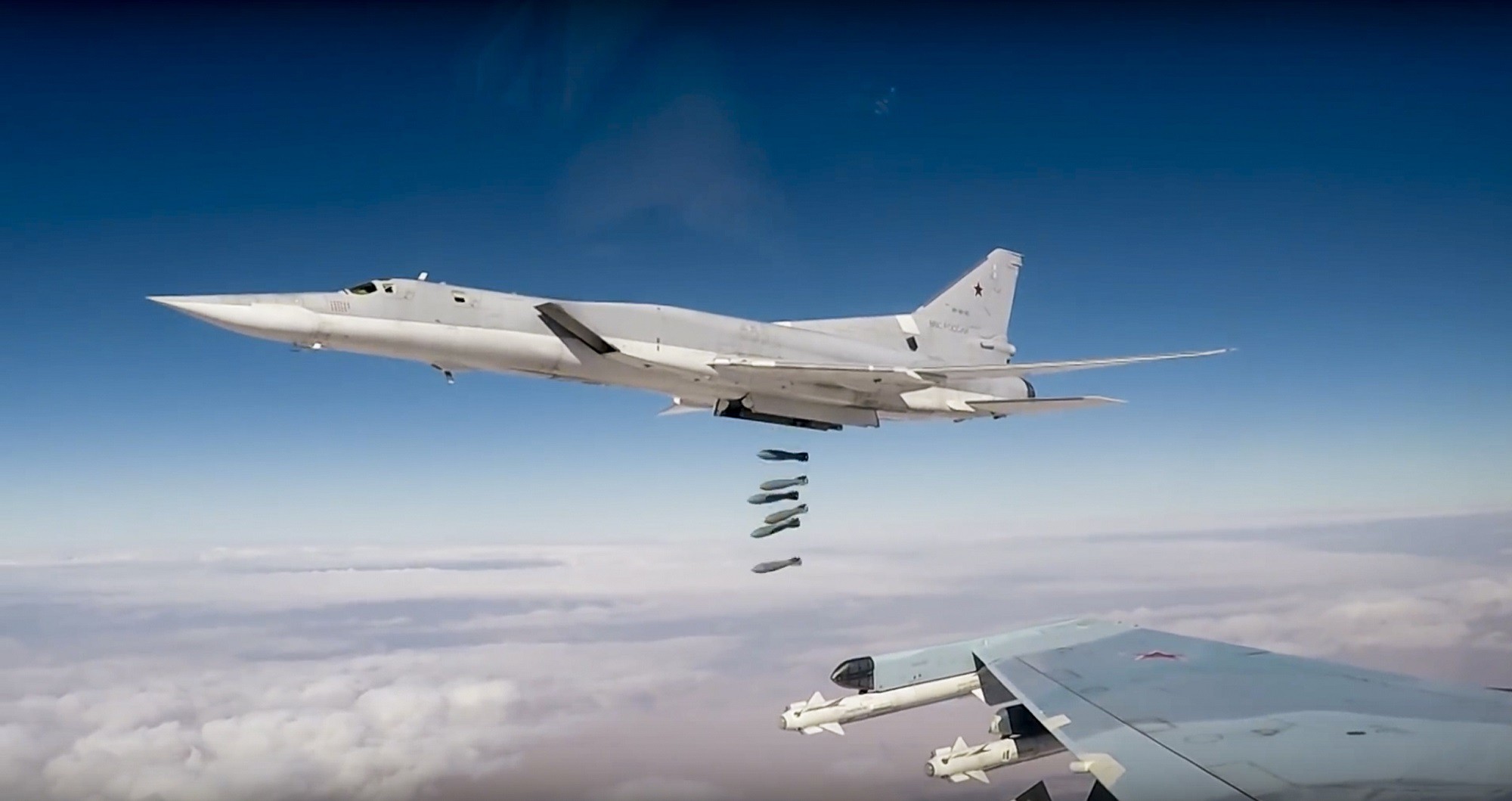 Binh sĩ Nga chặn tổng thống Syria lại gần &ocirc;ng Putin - Ảnh 2.