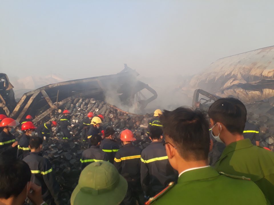 Vụ ch&aacute;y c&ocirc;ng ty b&aacute;nh kẹo: Ph&aacute;t hiện một thi thể - Ảnh 3.