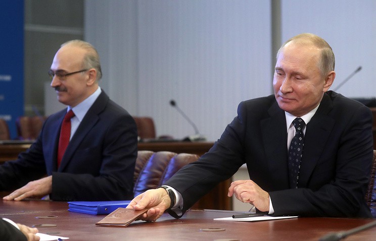 &Ocirc;ng Putin một m&igrave;nh đi nộp hồ sơ tranh cử tổng thống - Ảnh 1.