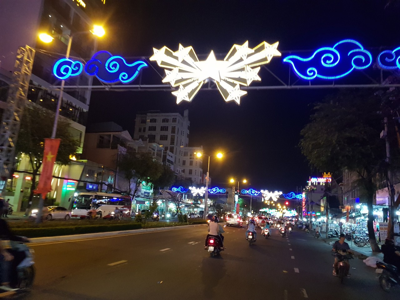 Đường đ&egrave;n nghệ thuật Cần Thơ lung linh trong đ&ecirc;m - Ảnh 3.