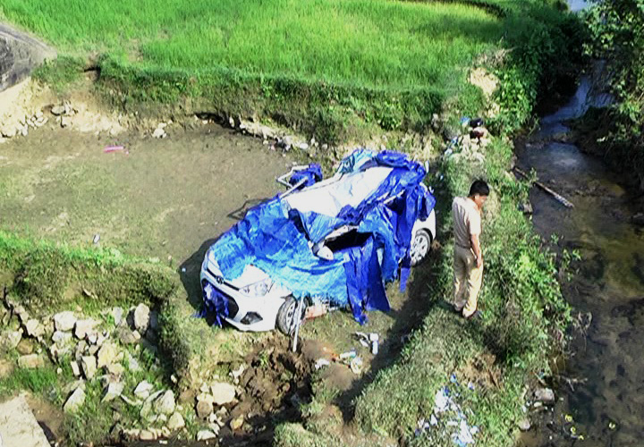 Taxi lao xuống cầu, 6 người thương vong