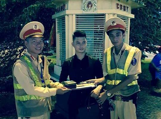 CSGT trả lại cặp có viên kim cương cho người đánh rơi
