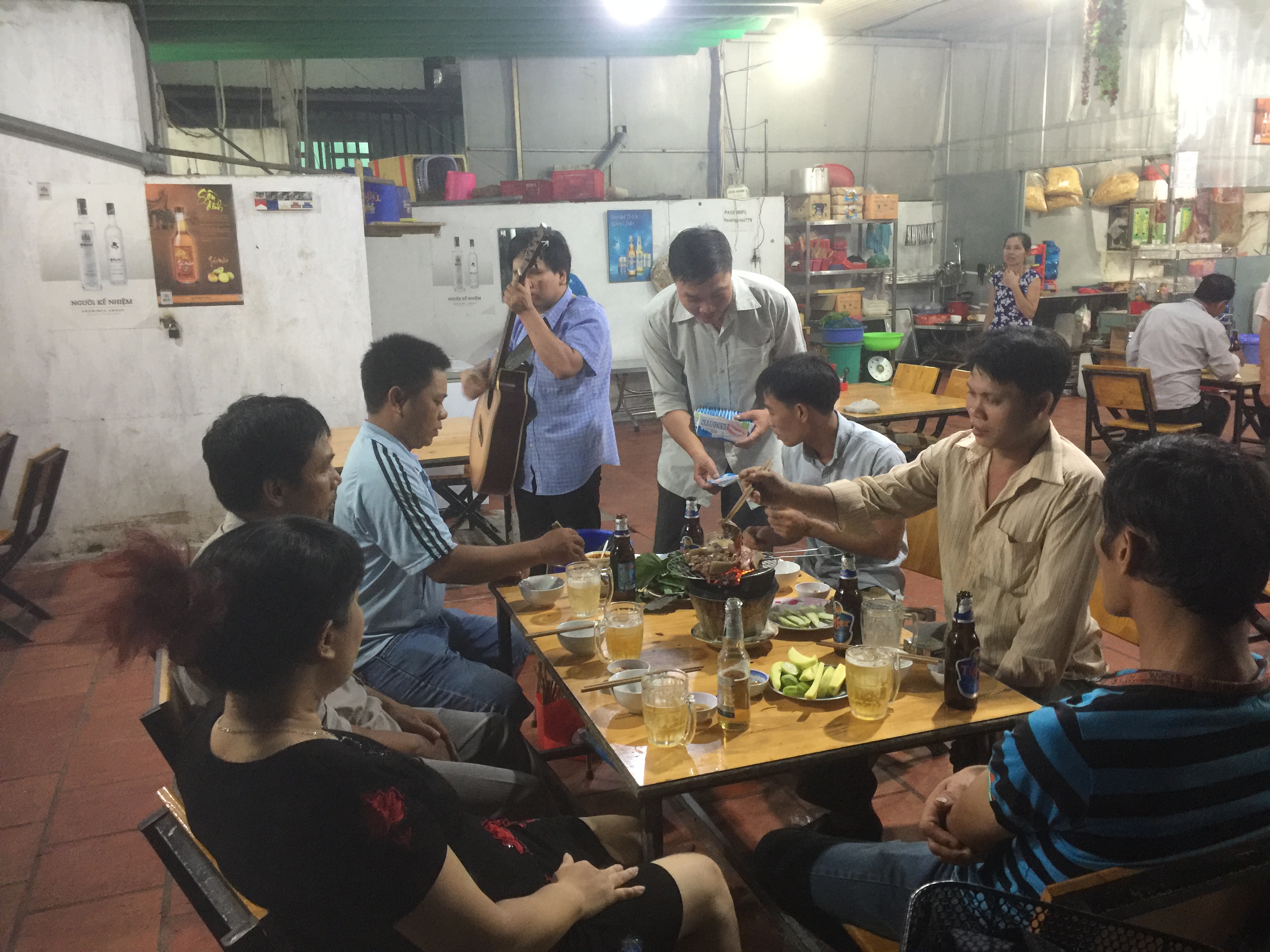 Chuyện hai người đàn ông bán kẹo