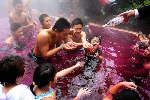 
Tắm rượu vang đỏ

Chai rượu d&agrave;i 3,6 m&eacute;t nằm cạnh bể bơi chứa đầy rượu vang đỏ. Trong vang đỏ c&oacute; resveratol, một chất chống oxy ho&aacute; gi&uacute;p bảo vệ da khỏi t&aacute;c động của m&ocirc;i trường. Nước rượu vang được khu nghỉ dưỡng thay mới h&agrave;ng ng&agrave;y. Du kh&aacute;ch vừa c&oacute; thể ng&acirc;m m&igrave;nh vừa thưởng thức rượu từ nh&acirc;n vi&ecirc;n phục vụ. Ảnh: Amusing Planet
