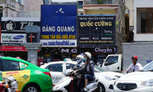 Hai cửa h&agrave;ng tr&ecirc;n đường Ho&agrave;ng Văn Thụ, quận T&acirc;n B&igrave;nh chỉ c&ograve;n chừa phần l&aacute; của quả t&aacute;o khuyết. Ảnh: Viễn Th&ocirc;ng