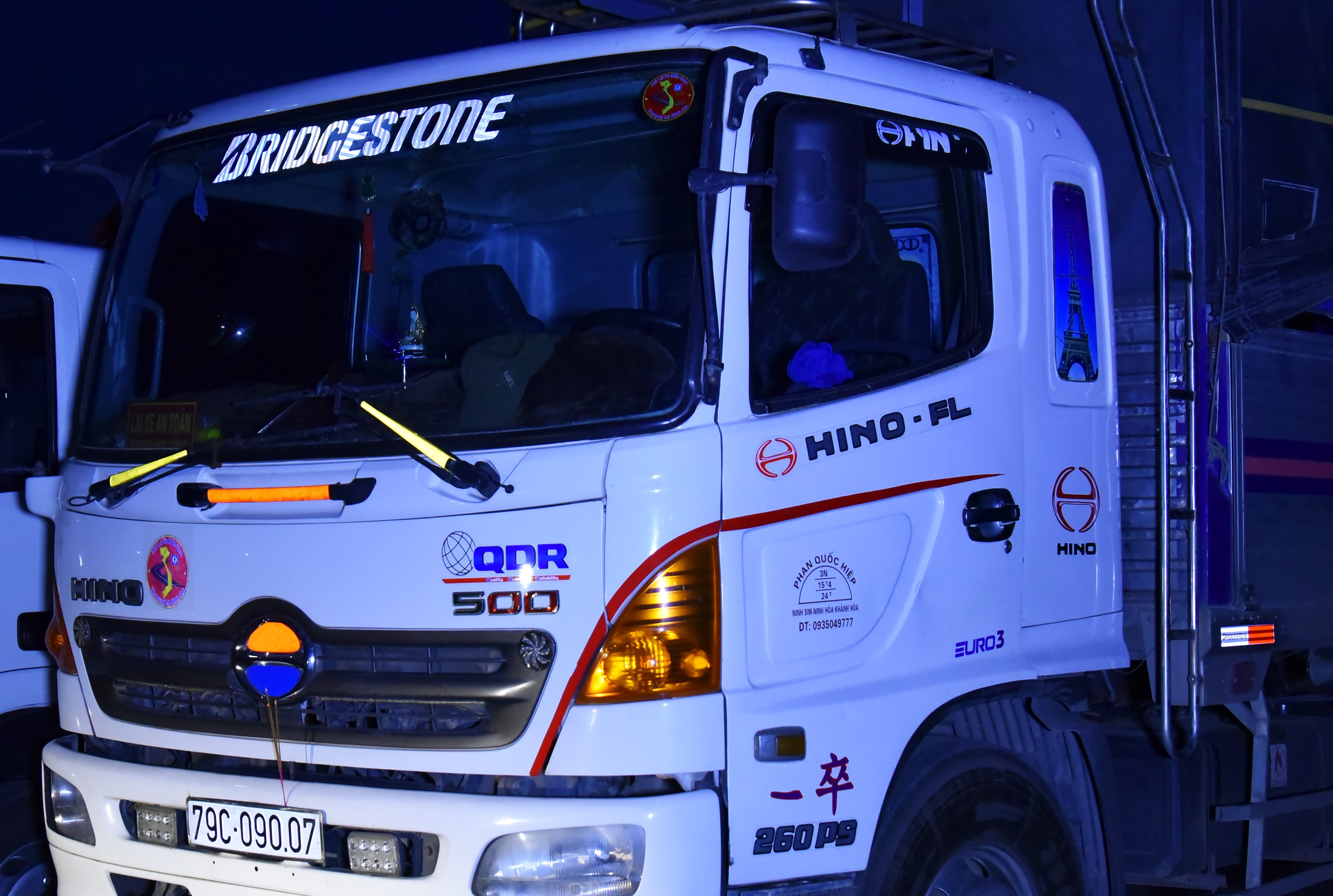 
Bộ miếng d&aacute;n phản quang gia tăng khả năng nhận biết cho c&aacute;c t&agrave;i xế, cải thiện sự an to&agrave;n khi lưu th&ocirc;ng tr&ecirc;n đường, đặc biệt l&agrave; v&agrave;o ban đ&ecirc;m v&agrave; tại những nơi thiếu &aacute;nh s&aacute;ng
