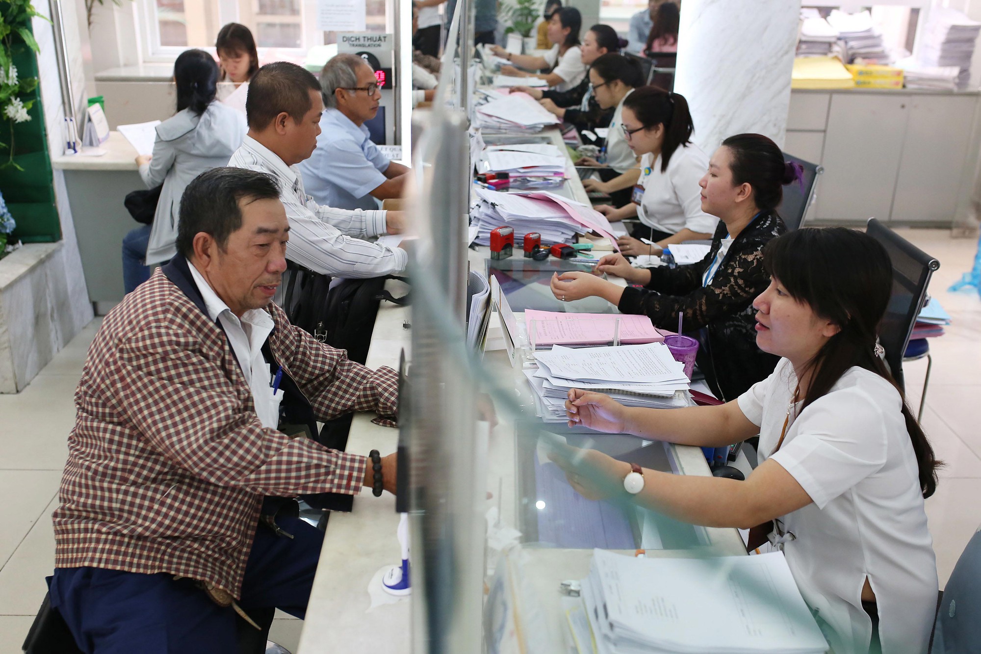 Tạo điều kiện cho cán bộ… làm biếng!