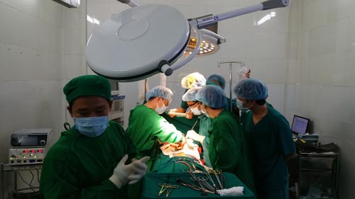 V&aacute; tim cứu sống nạn nh&acirc;n tai nạn giao th&ocirc;ng - Ảnh 1.