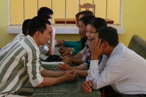 300 phụ nữ được gặp chồng con trong trại giam
