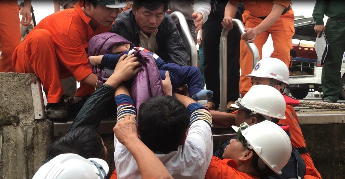 Vượt sóng dữ cứu cháu bé nguy kịch trên xã đảo