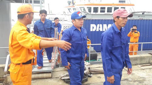 Cứu 23 ngư dân gặp nạn trên biển