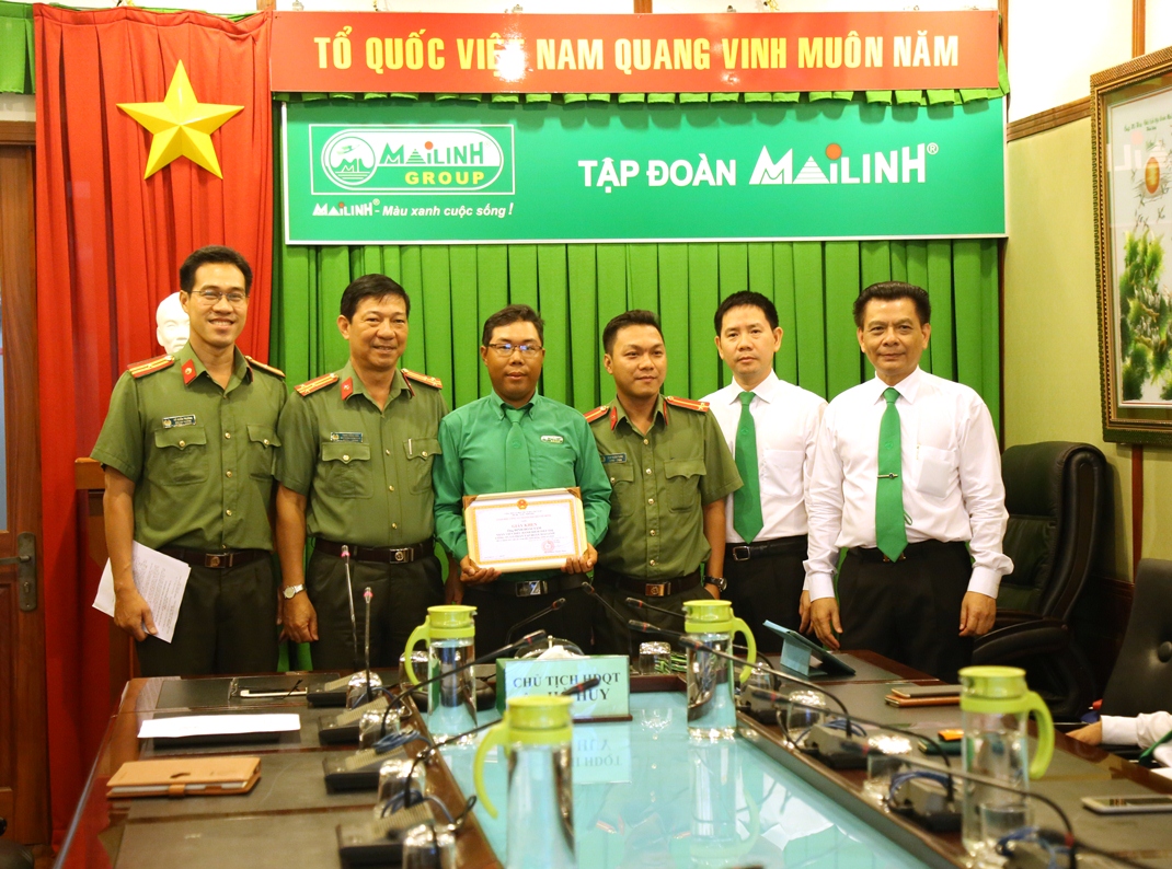 Nhân viên taxi Mai Linh quật ngã tên cướp