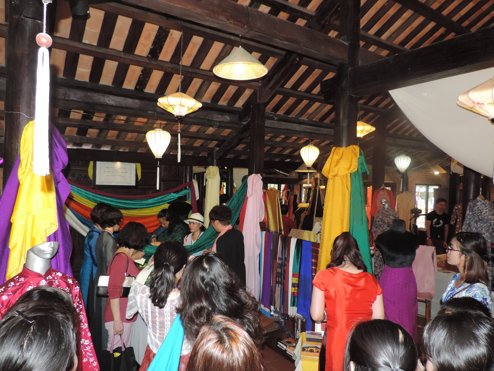 Tơ lụa đẹp nhất Ch&acirc;u &Aacute; hội ngộ tại Festival tơ lụa Hội An 2017 - Ảnh 2.