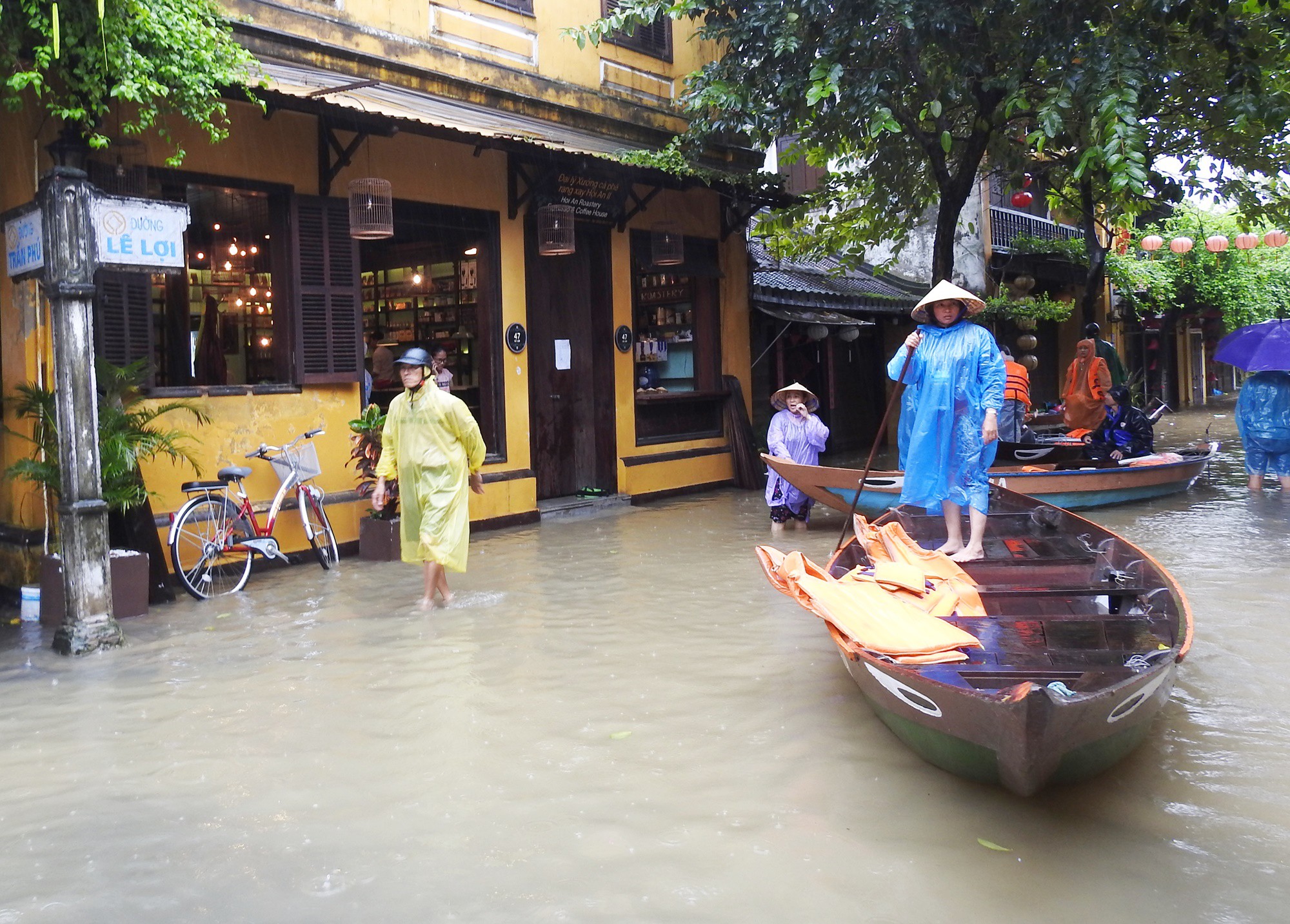 Lũ vượt báo động III, Hội An chìm trong biển nước - Ảnh 1.