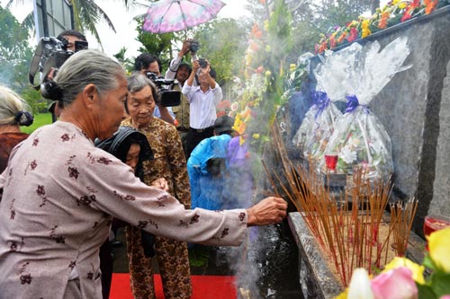 504 hoa hồng tưởng niệm vụ thảm sát Sơn Mỹ