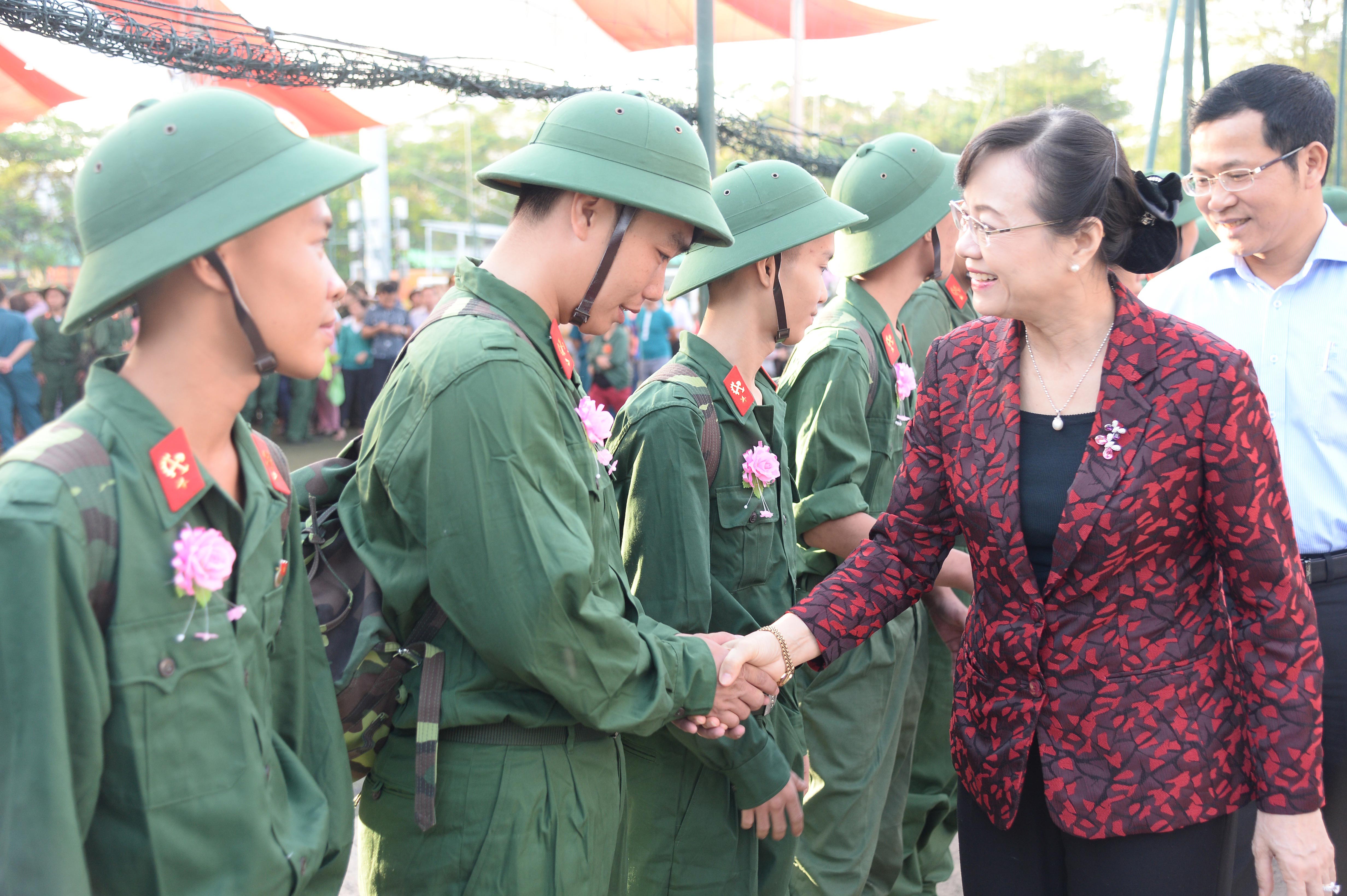 Thanh niên TP HCM hăng hái lên đường nhập ngũ
