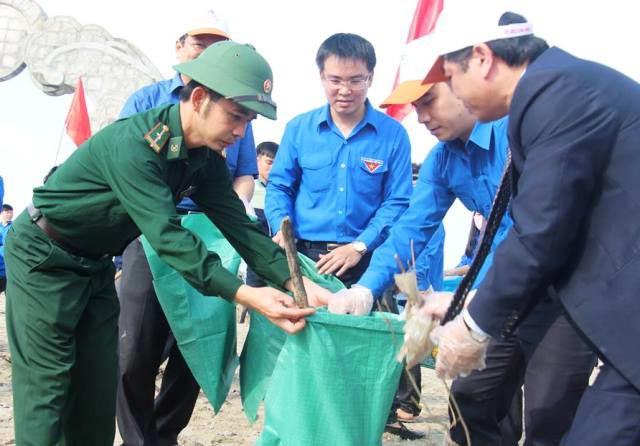 Hà Tĩnh: Phát động chương trình “Hãy làm sạch biển”