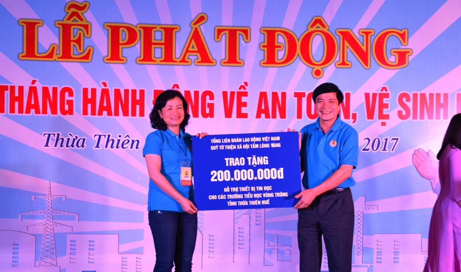 &Ocirc;ng B&ugrave;i Văn Cường trao tiền hỗ trợ LĐLĐ tỉnh Thừa Thi&ecirc;n - Huế