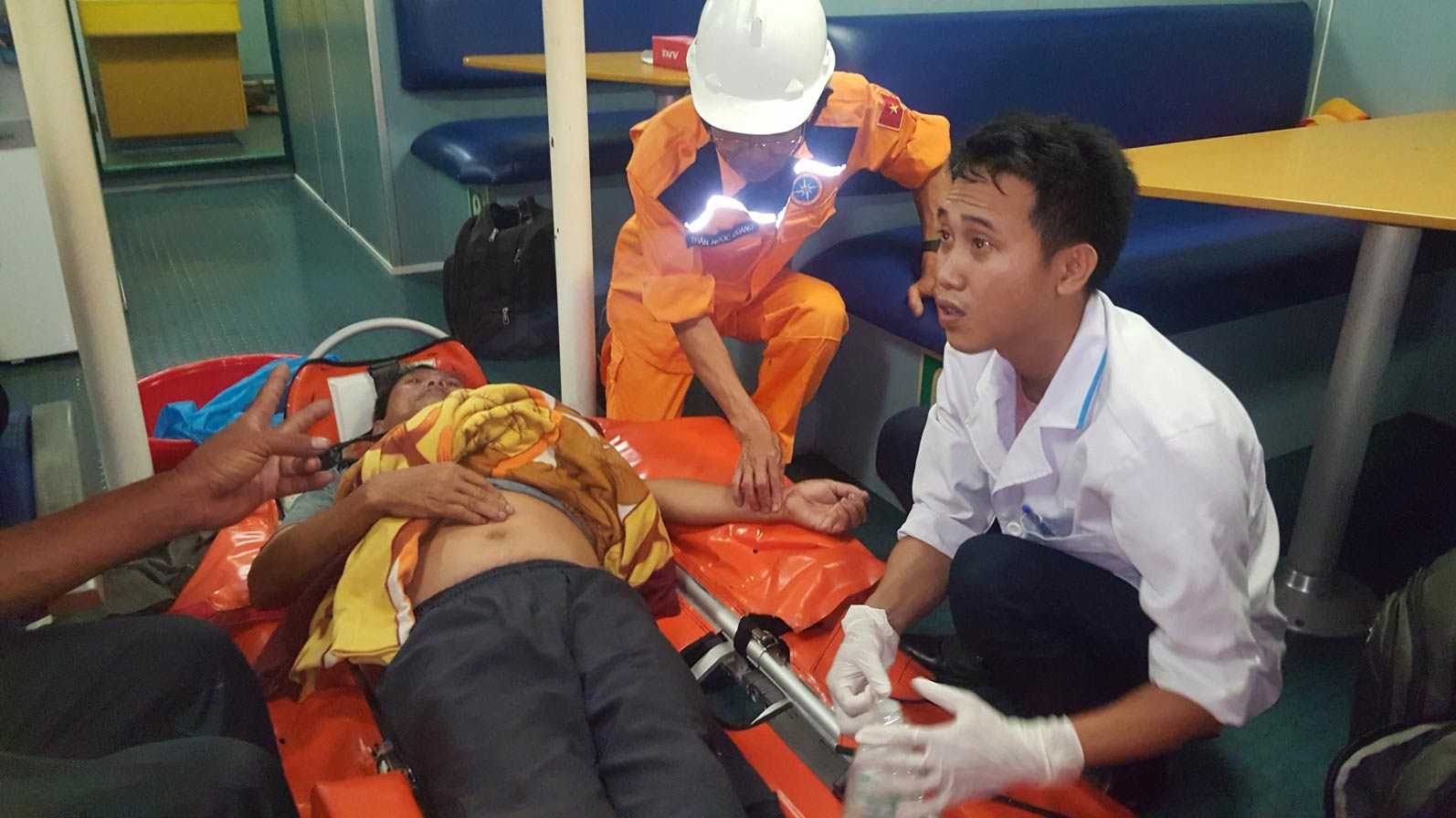 Ngư dân Đinh Văn Đán được đưa vào đất liền chữa trị