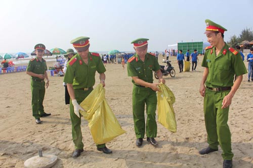 Công an cùng thanh niên ra quân làm sạch biển