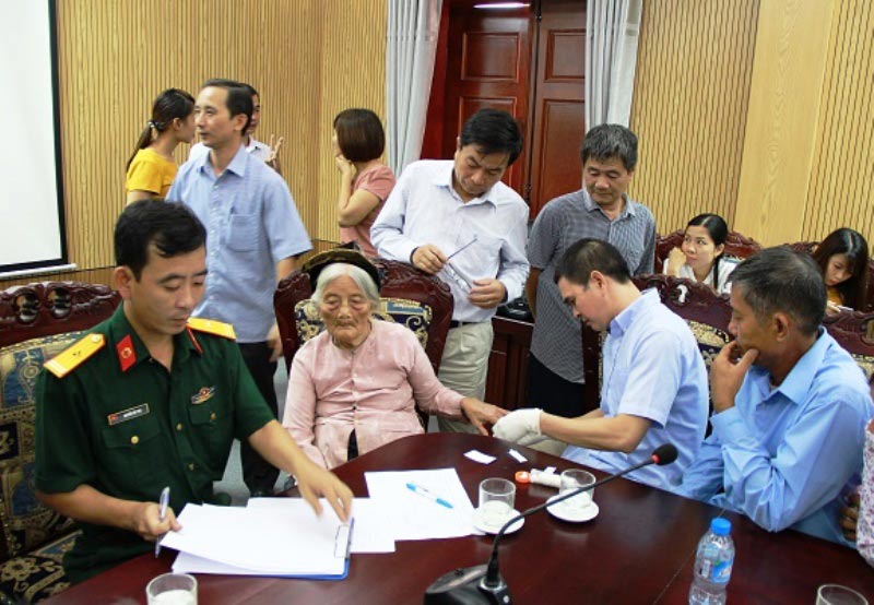 Lấy mẫu giám định ADN liệt sĩ hy sinh tại hang Tám Cô