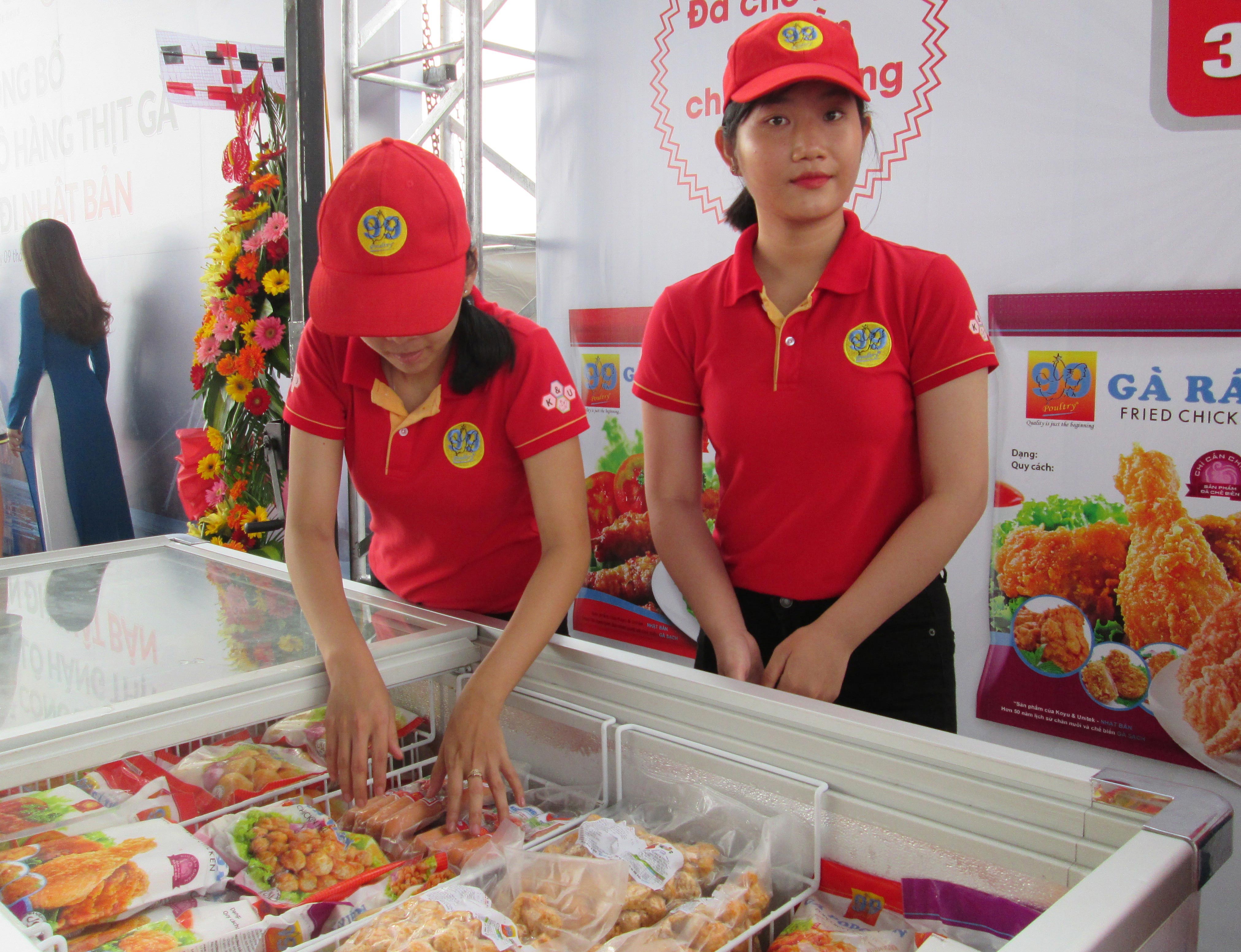 Container thịt gà đầu tiên xuống cảng đi Nhật - Ảnh 1.