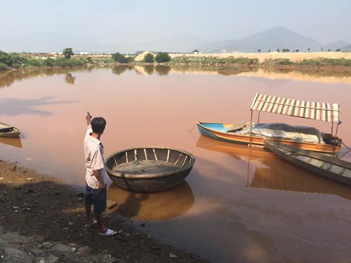 Xét nghiệm mẫu nước sông Cu Đê bị đổi màu