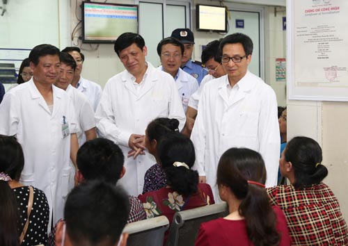 Ph&oacute; Thủ tướng cảm ơn y - b&aacute;c sĩ điều trị sốt xuất huyết - Ảnh 1.