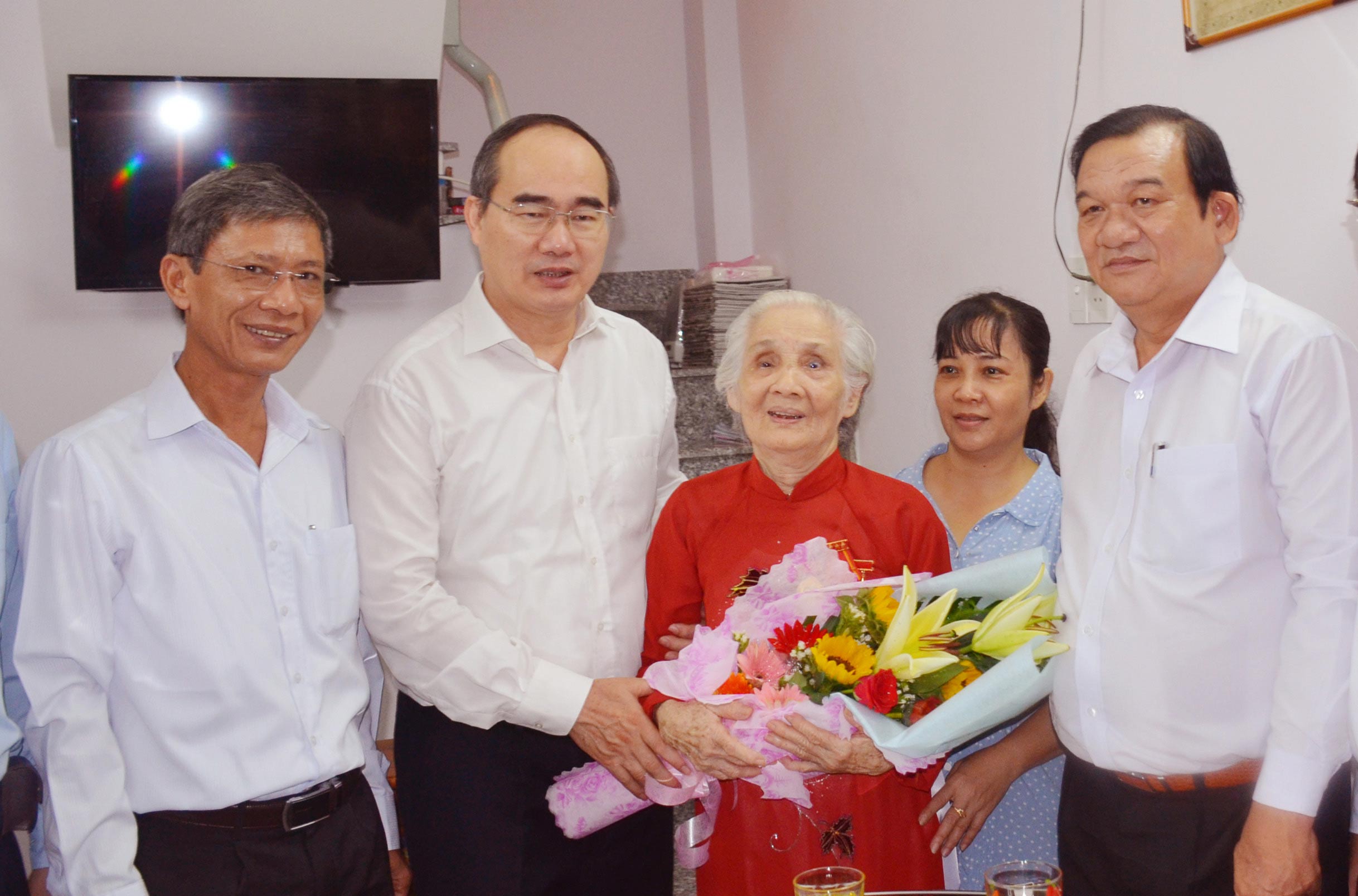 Tri &acirc;n c&ocirc;ng lao c&aacute;c Mẹ, anh h&ugrave;ng liệt sĩ - Ảnh 2.
