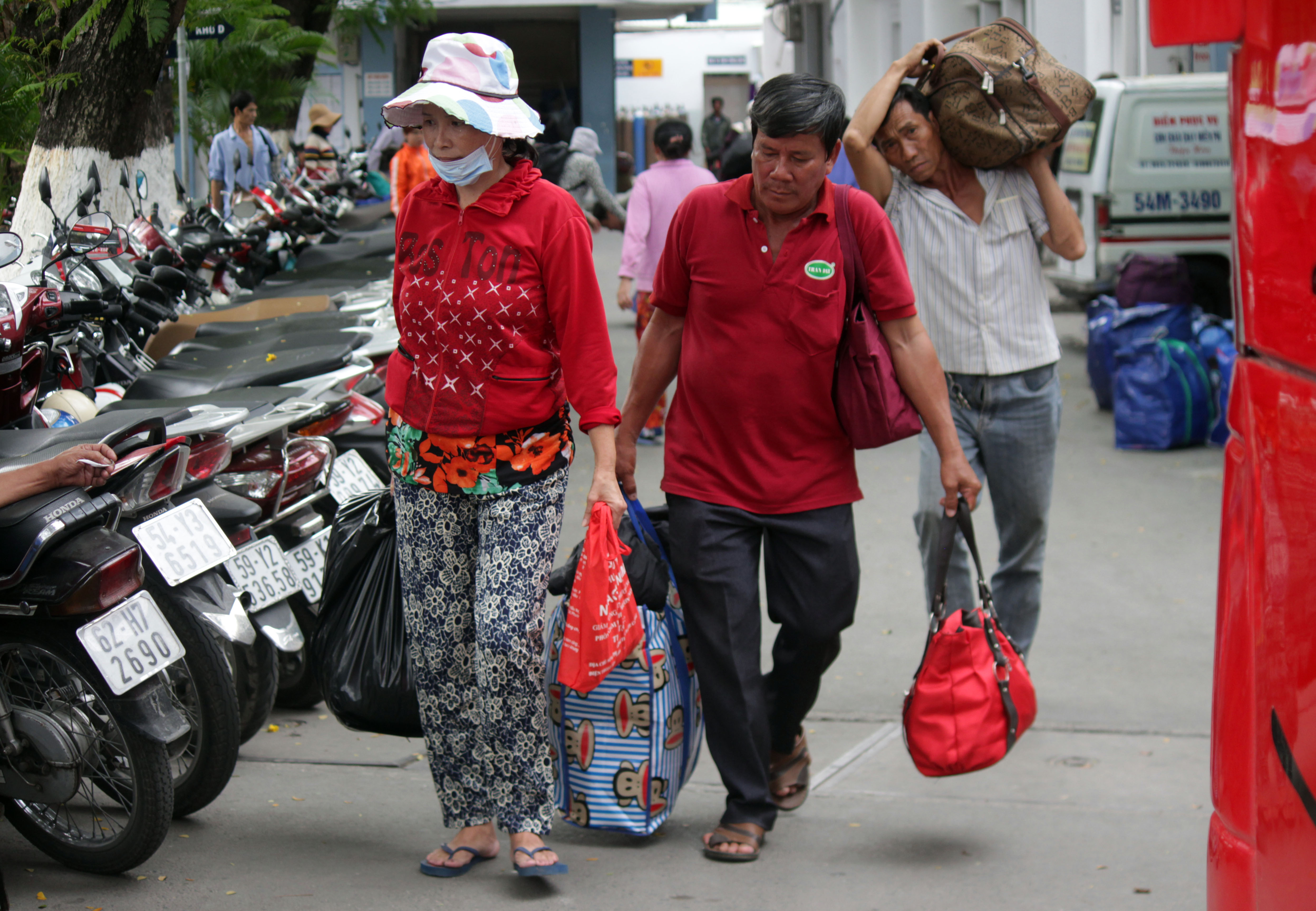 Chương trình hỗ trợ bệnh nhân về sum họp gia đình nhân dịp tết cổ truyền Đinh Dậu 2017 tại Bệnh viện Ung bướu, TP HCM được các tình nguyện viên của Hội Chữ thập đỏ quận Bình Thạnh kết hợp với Bệnh viên Ung bướu thực hiện dưới sự tài trợ của các mạnh thường quân.