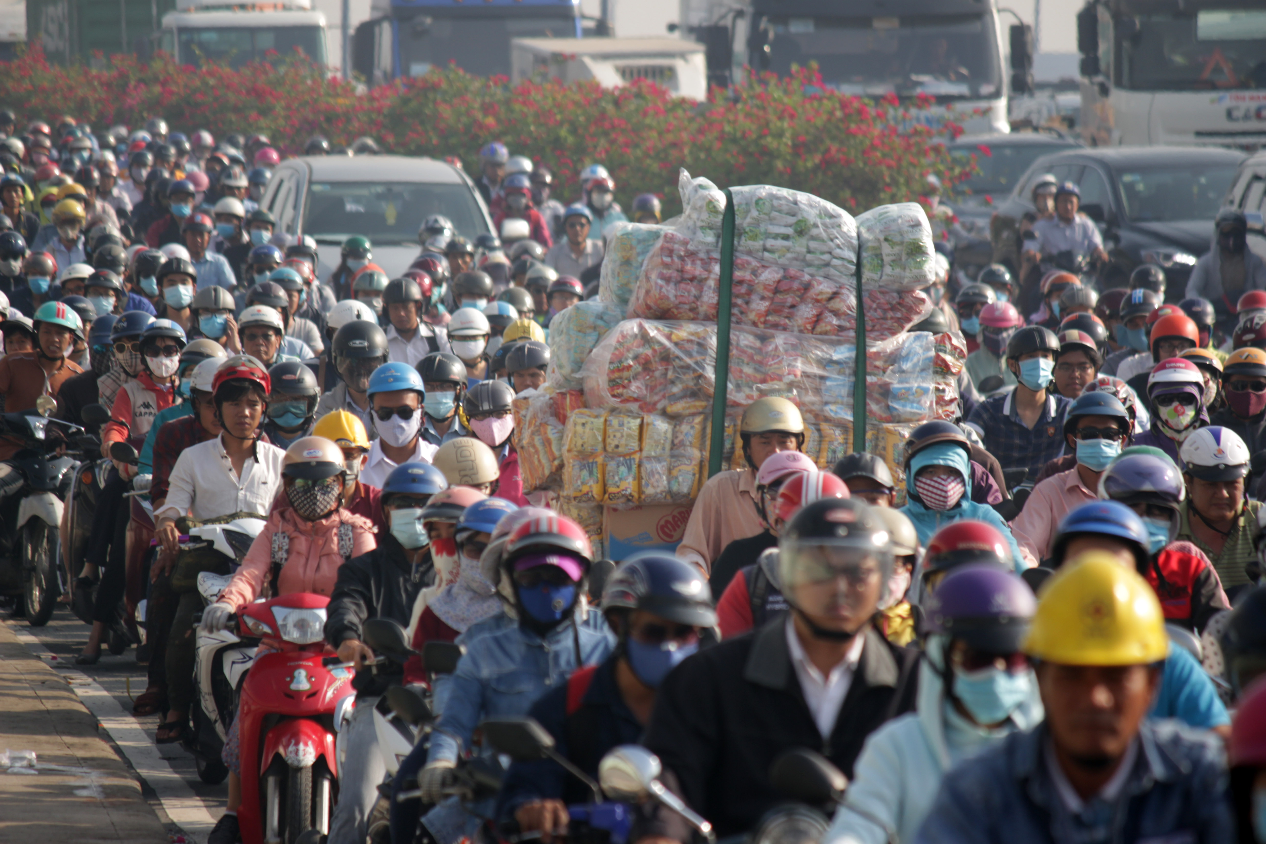 Xe chở h&agrave;ng lẫn xe &ocirc; t&ocirc; đều ch&ocirc;n ch&acirc;n trong v&ograve;ng v&acirc;y của xe m&aacute;y.