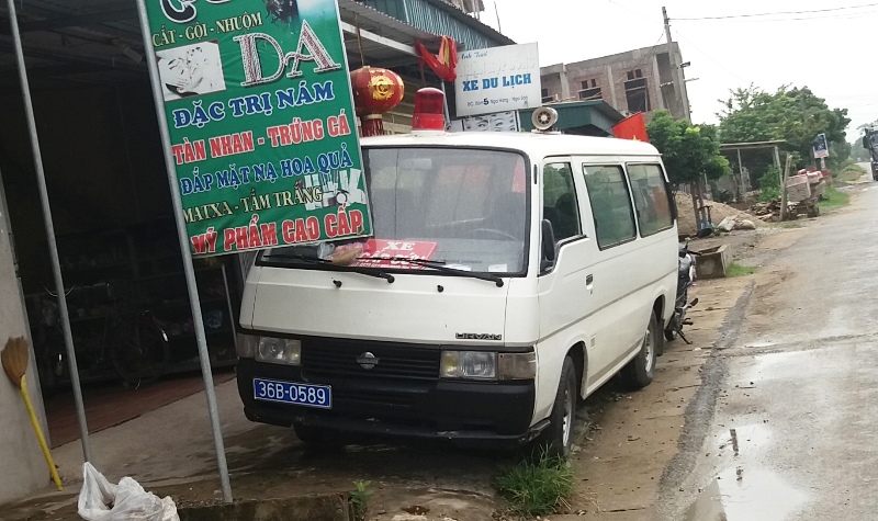 Mang xe cấp cứu biển xanh tới chặn cửa, đòi nợ