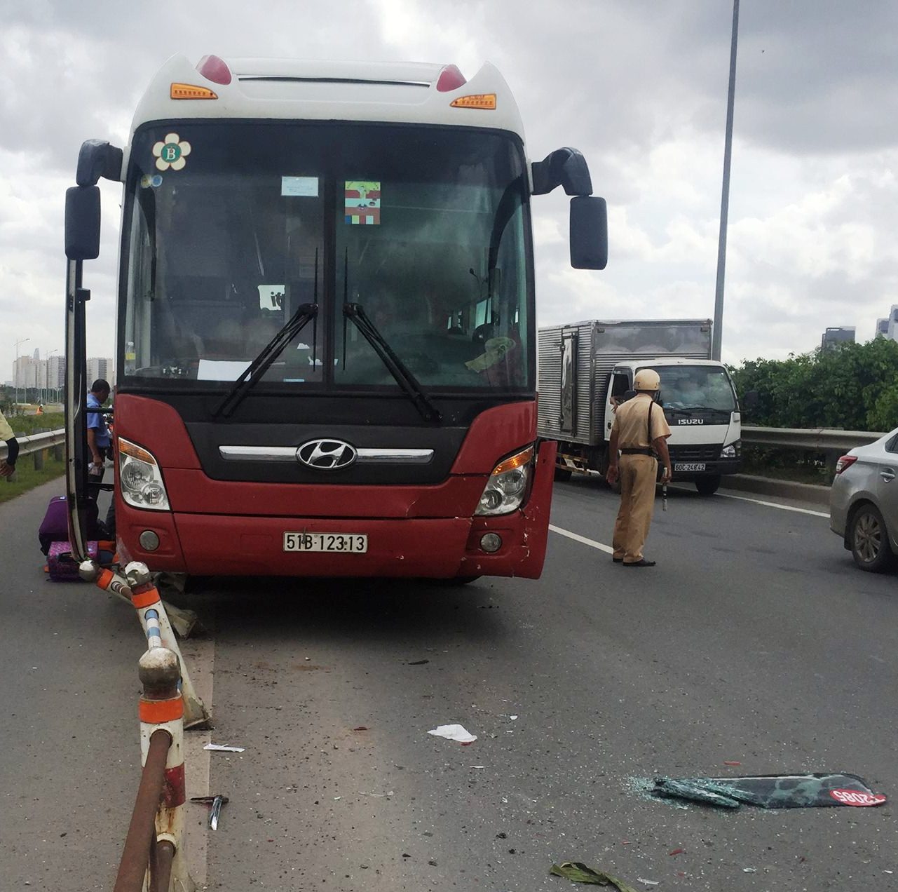 Xe kh&aacute;ch Th&agrave;nh Bưởi g&acirc;y tai nạn li&ecirc;n ho&agrave;n tr&ecirc;n đường dẫn cao tốc - Ảnh 2.