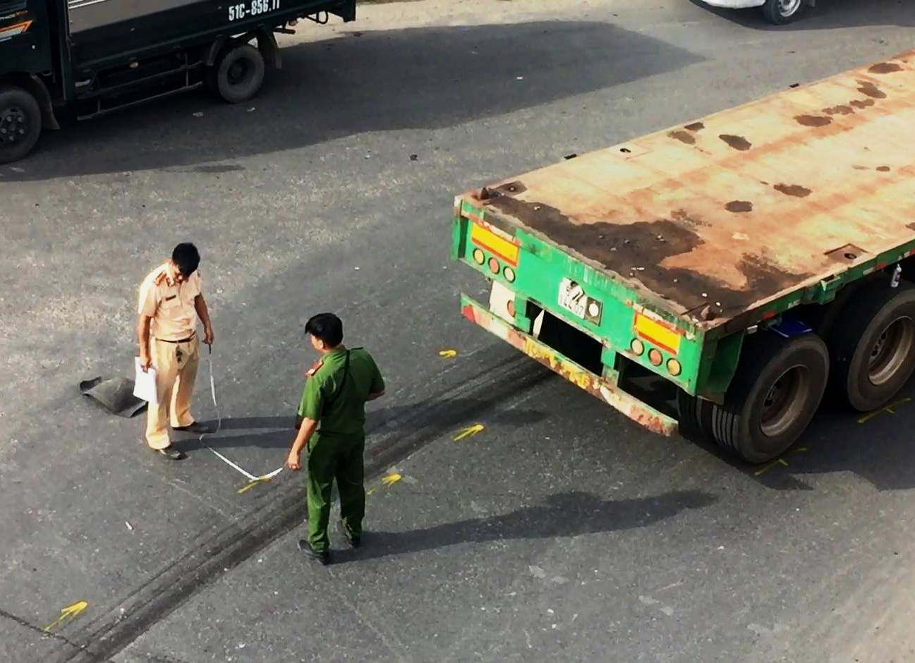 Xe container k&eacute;o l&ecirc; người ở gầm cầu vượt S&oacute;ng Thần - Ảnh 1.
