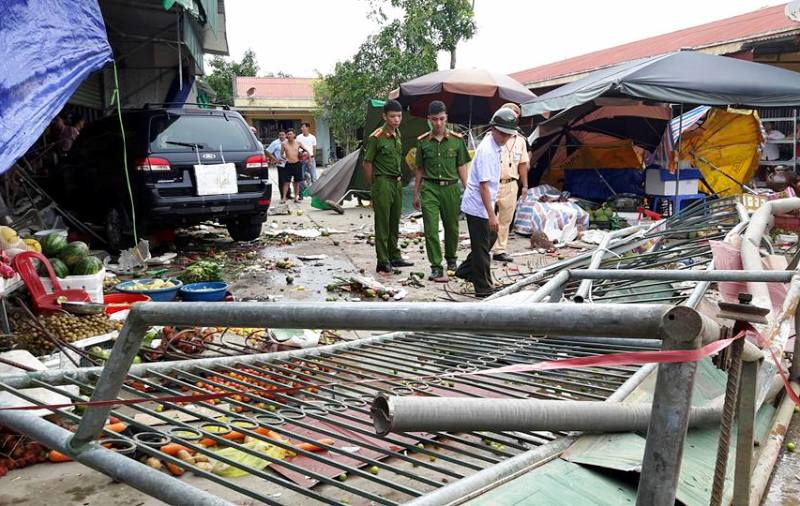 Xe biển xanh tông thương vong 4 người đang đi rửa xe