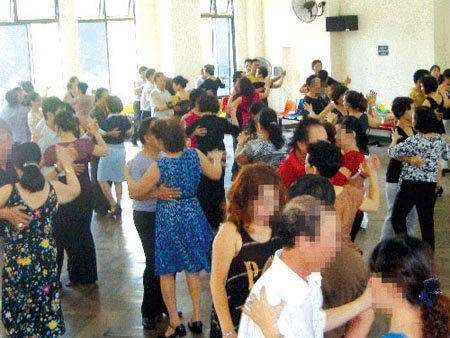 Con gái gặp họa vì mẹ quen côn đồ ở nơi khiêu vũ